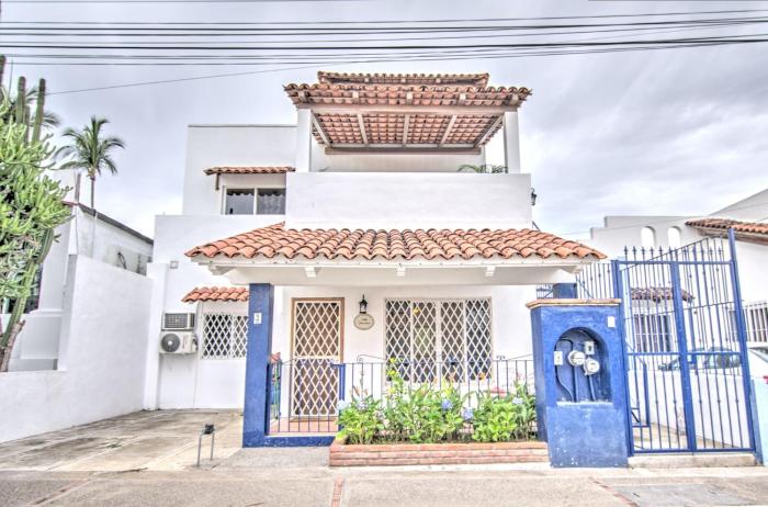 Las Palmas Golden Zone Duplex - Pool & Sunset Rooftop