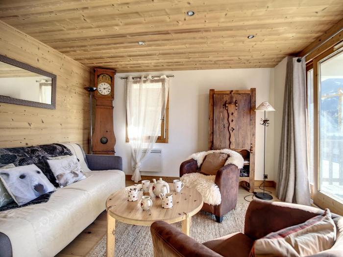 Appartement lumineux rénové avec balcon et parking - FR-1-688-67