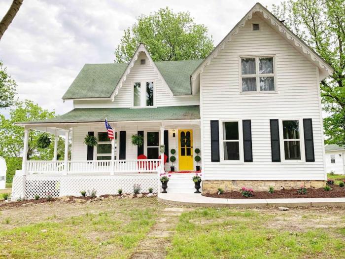 Beautiful Historic Farmhouse Perfect for Fugitive Beach Military and MS&T