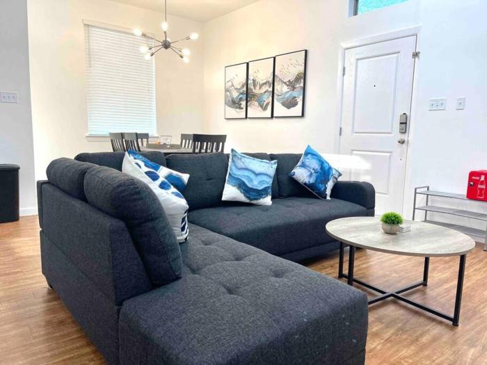 NEW! 5 min from Mall, Airport, and Dinning!