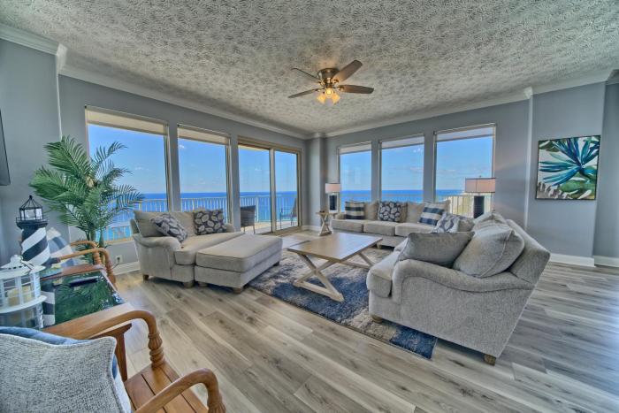 Spacious Tropical Condominium at 17th Floor with Beach and Pool Access - Unit 1707