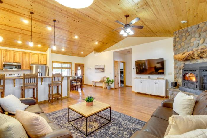 1-Acre Fenced Yard Pet-Friendly Show Low Cabin!