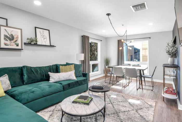 Walk to Downtown Broadway with Pool, Free Parking, and Gym