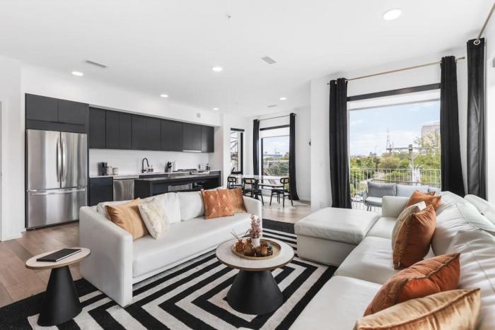 Oasis on the River with Garage Walk to Downtown