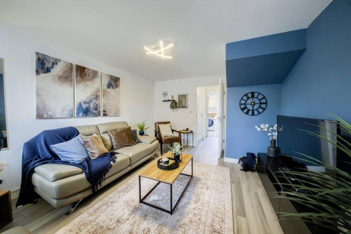 3 BedRoom house, Sleeps 6 with Full Kitchen, Garden and Free Parking - FREE Wi-Fi near Milton Keynes Bowl