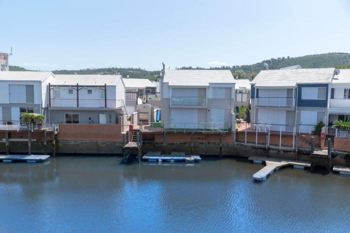 Waterfront - 8 commodore life on the water 3 BR