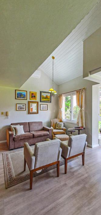 Duplex Floresta Negra - Sua Base perfeita em Gramado! Ótima LOCALIZAÇÃO LAGONegro 500m - 02 Quartos e 02 Banheiros para FAMILIA em CONDOMINIO FECHAD0, cozinha completa com GARAGEM e portaria 24h