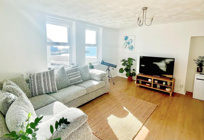 Seafront Charm 1-Bed Flat, FREE Parking & Views