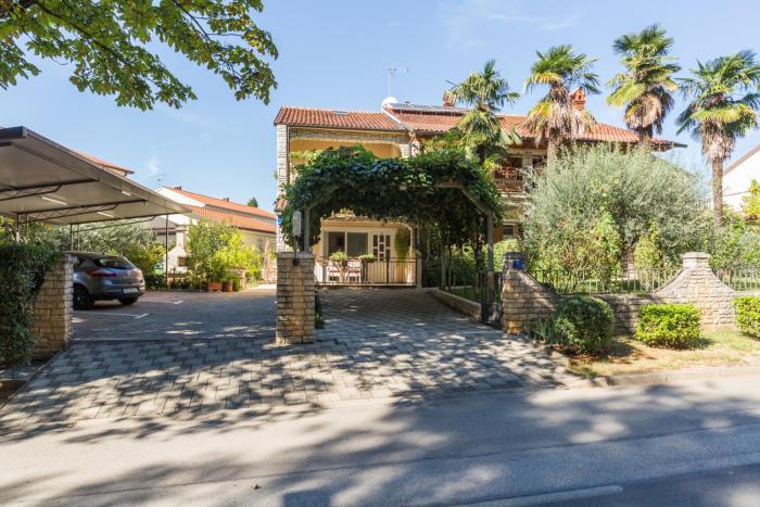 Apartments with parking space Porec - 2216