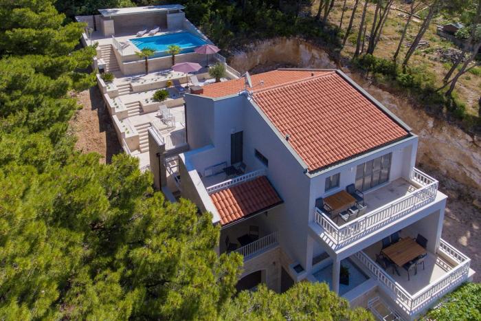 Apartments with a swimming pool Brela, Makarska - 19345