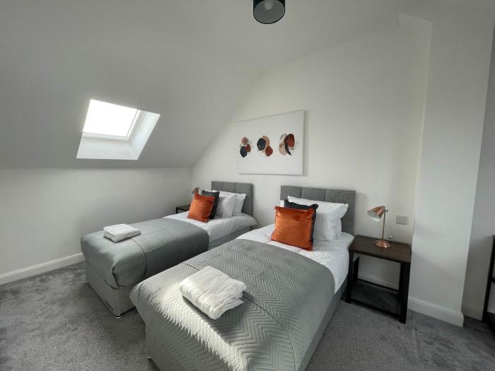 3 Bedroom New House with Wi-Fi Sleep 5 By Home Away From Home - A