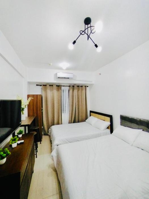 Hotel Luxury Twin Bed Room with Balcony Las Pinas-South Residence