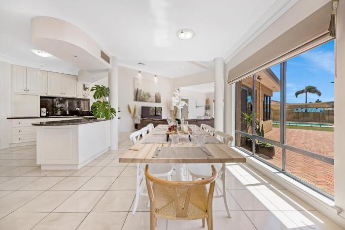 Your Sunny Pool & Ocean Escape