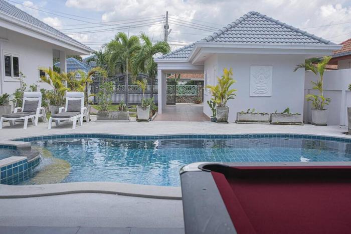 6 Bedroom Tropical Oasis with Pool & Jacuzzi V6