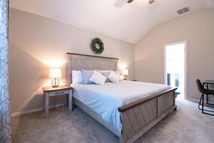 Texas Roots: King Beds and Modern Comfort