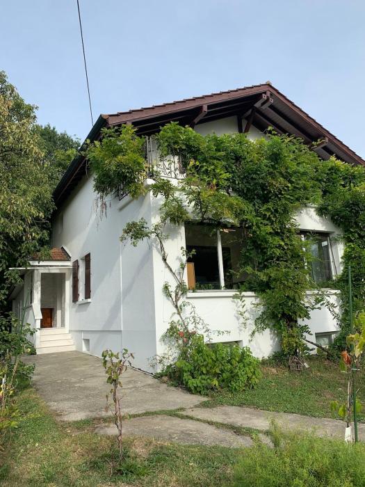 Rooms in the villa near the airport, share bathroom and share kitchen