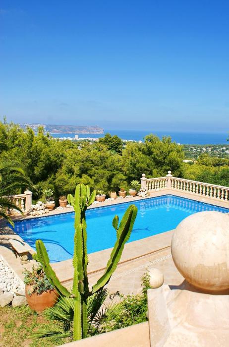 Ground Floor Villa with Private Entrance and Shared Pool