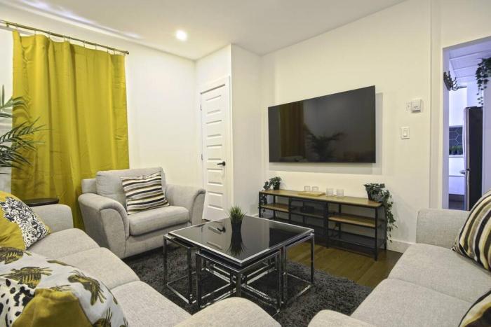 Downtown Prestige: Parking, King Bed, Sleeps 6