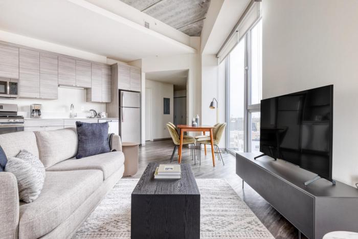 Bucktown 2BR w Lounge Roof Gym 1 block to L CHI-663