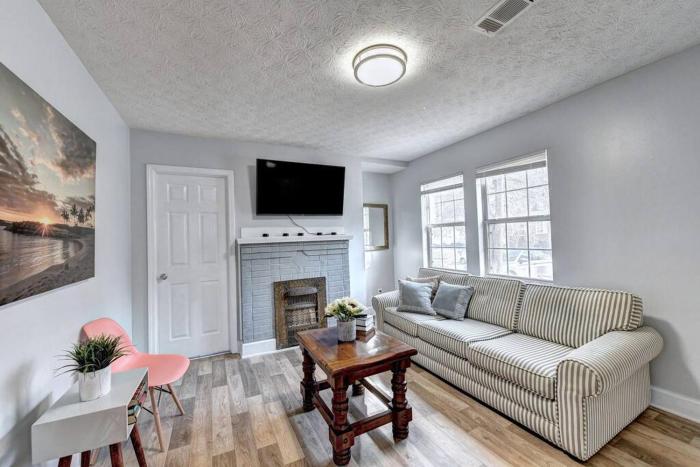 Gorgeous 5-bedroom home in Midtown- sleeps 15
