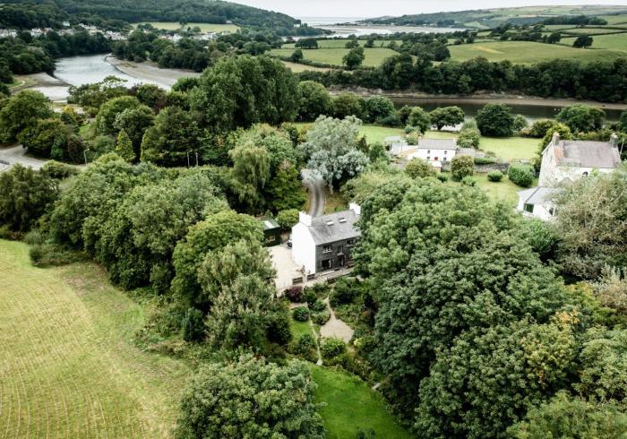 Panteg - a gorgeous retreat near the coast for 10