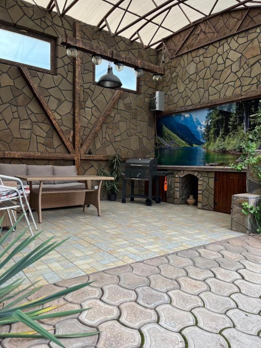 Будинок повністю на центральному проспекті,тепла підлога, вулична зона відпочинку з великим сучасним грилем, два санвузли, три великих ?