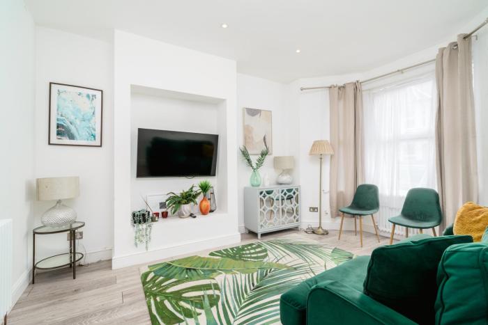 Modern 2 bed apartment close to Westfield Stratford mall with garden