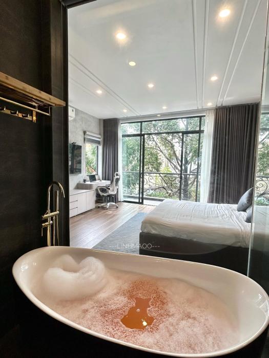Khánh Nguyễn Luxury Apartment, balcony street view, large bathtub