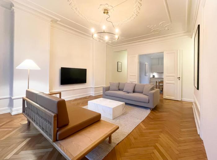 Large & Modern 4 Bedroom Apartment