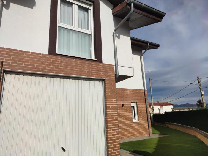 Chalet con amplio jardín