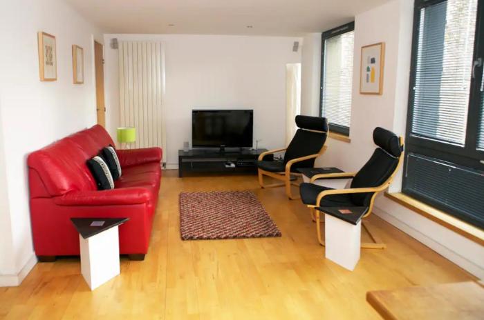 JOIVY Inviting Flat with Parking in Canonmills