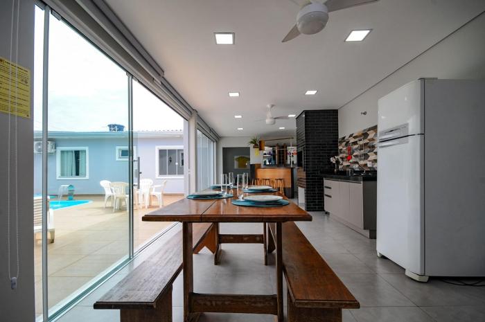 12 hóspedes - PISCINA tratamento com água salgada - Cozinha GOURMET - 4 QUARTOS - 3 BANHEIROS - GARAGEM - ESCRITORIO - 2,1 km do Cataratas JL Shopping