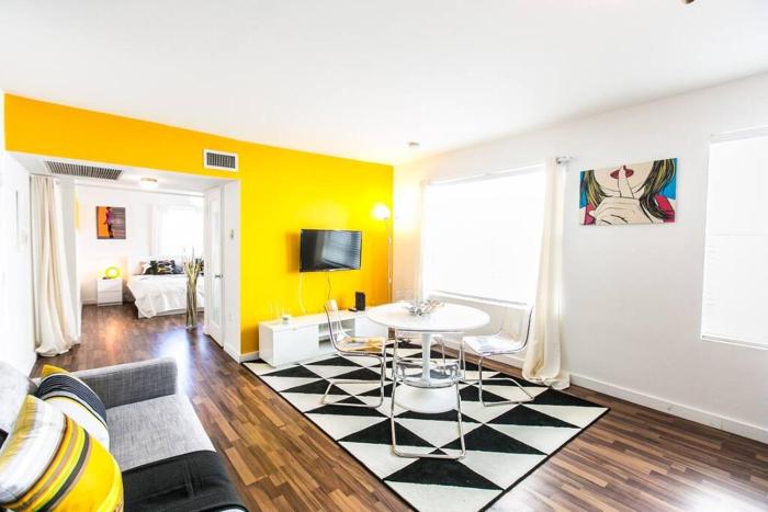 1 Bedroom 5 minutes walk to Beach on Washington Ave