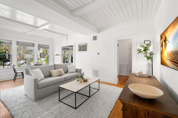 The Adaline #1 - Upscale Hyde Park Apt, First Floor