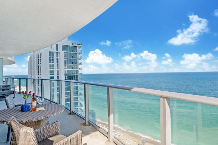 Beachfront 3 Bedroom Condo with Cabanas and Pools