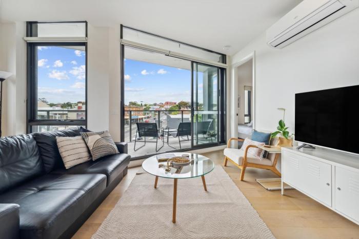 Light Filled 2BR Apt with Balcony, Parking, Cafes & Restaurants