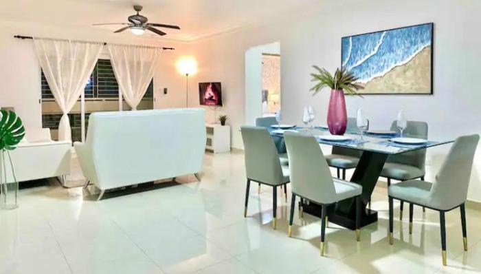 apartamento con piscina con vista al mar