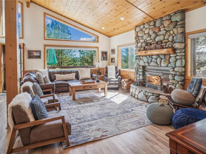 Bear Peak Cabin by Tahoe Getaways - Tahoe Donner Rental with Private Hot Tub and Bonus Room
