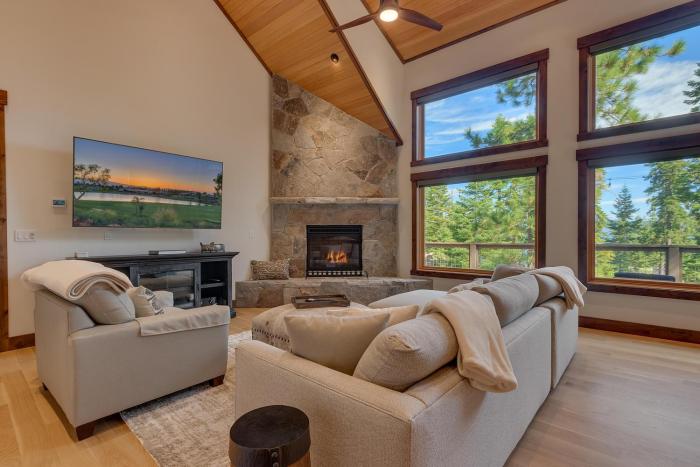 Bluebird Lodge by Tahoe Getaways - 4 BR with Hot Tub, Pool Table & Lake Views