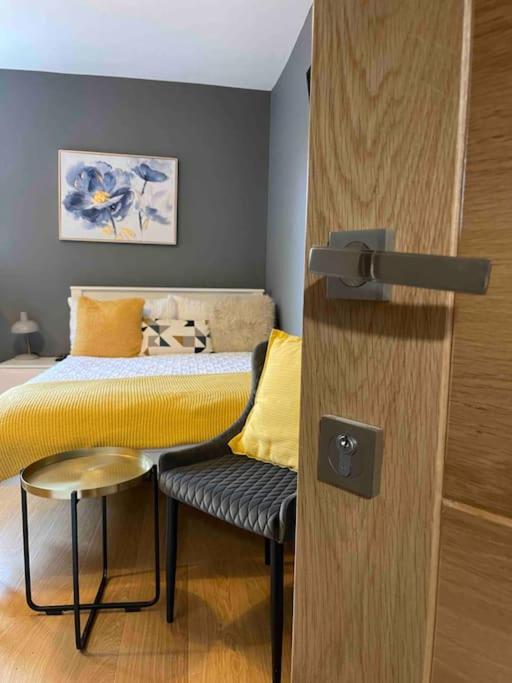 4- Lovely 1-bedroom serviced apartment West Midlands