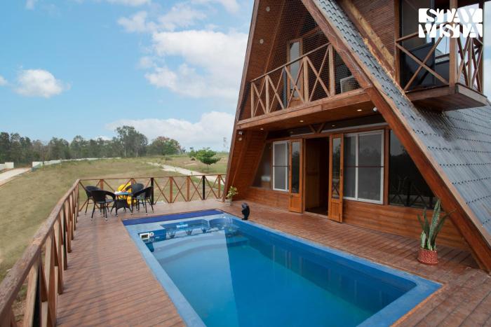 StayVista at The Goldilocks with Pvt Pool & Gym