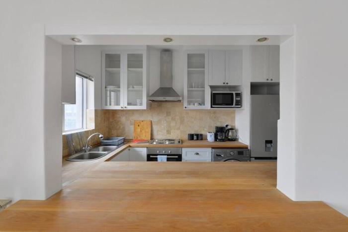 Charming 2-Bed Sea Point Retreat Mountain Views