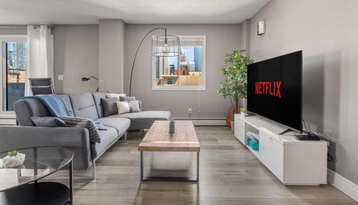 Downtown Apartment with Underground Parking, Netflix, Fully Equipped Kitchen, Walk to 17th Ave, Sleeps 4, Perfect for Foodies and Tourists