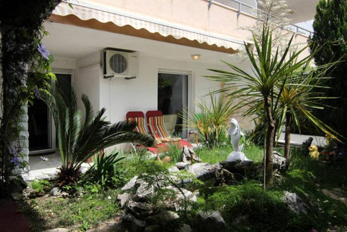 Duplex 3 rooms apartment with garden and garage near to beach