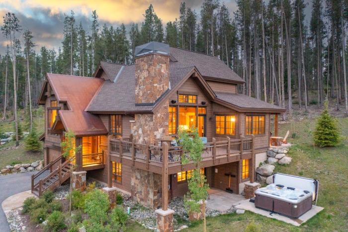 GORGEOUS modern estate private ski SHUTTLE! Hot Tub, hiking trail to town, fire pit, even a SONIC ice maker!!