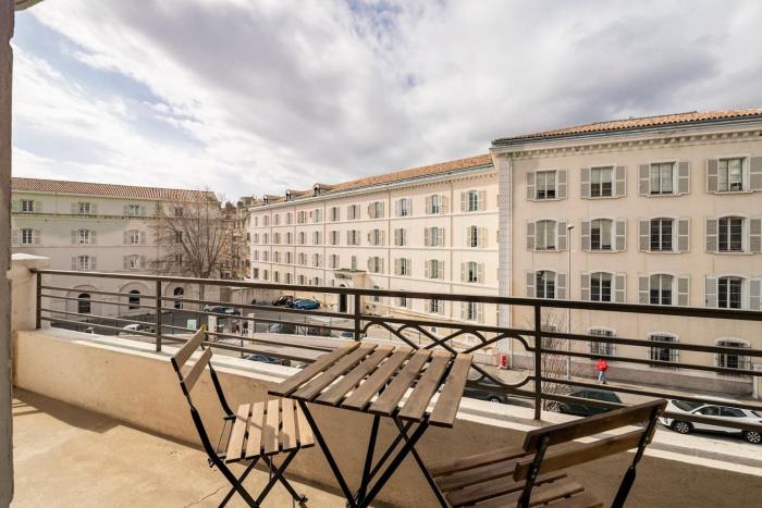 les LOFTS de SAINT CLAIR Un balcon à TOULON CENTRE VILLE, marché provençal, 4CH avec bureau et connexions WIFI haut débit, CLIM, 5 smart TV, 2 salles deau, 2WC, 8 PAX max, tout à pied
