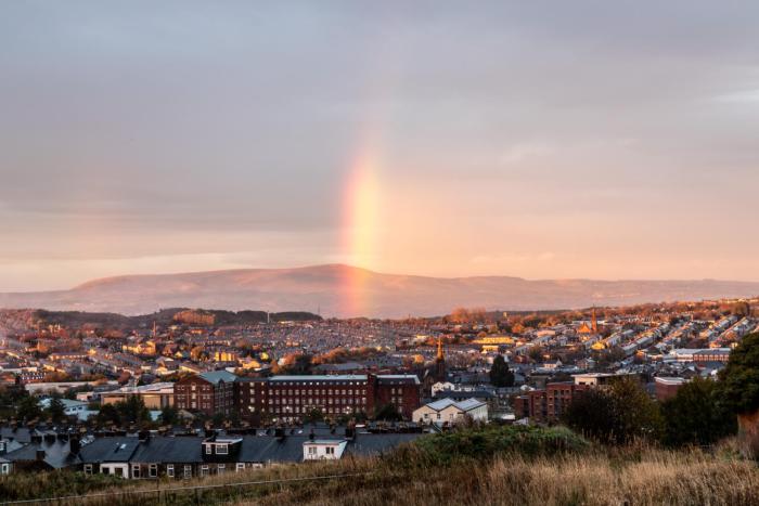 Modern 2-Bedroom Loft Apartment - Pendle Hill & Ribble Valley Views - Free Parking