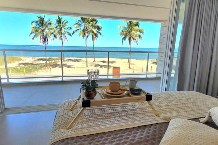 Piscina aquecida, 5 suítes e pé na areia com vista espetacular!!