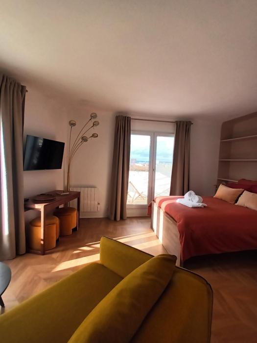 PARIS Balcony TOP FLOOR Room