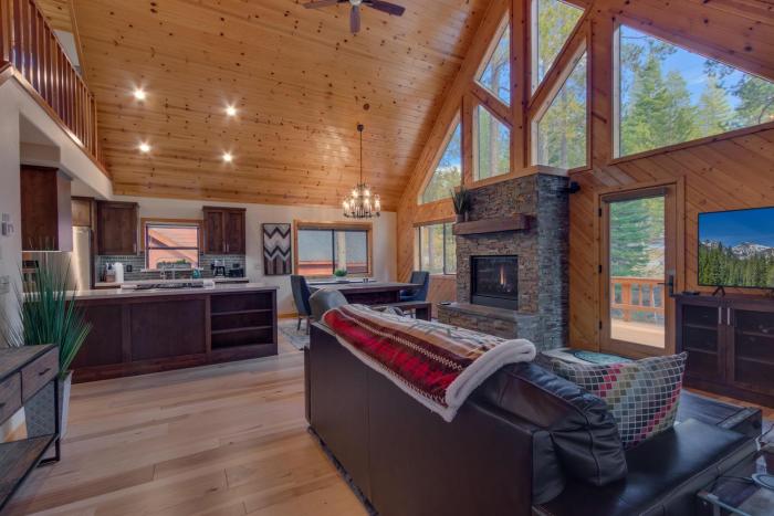 Cottonwood by Tahoe Getaways - 3BR Tahoe Donner with 2 Bonus Rooms, Hot Tub, Fireplace, Ping Pong & HOA Amenities